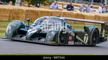 2003 Bentley Speed 8 4 litre V8 Le Mans vainqueur avec chauffeur Guy Smith au Goodwood Festival of Speed 2019, Sussex, UK. Banque D'Images