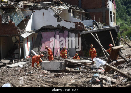 Yongjia, Chine. 11Th Aug 2019. (190811) Les sauveteurs à la recherche de survivants dans Shanzao site de glissement de Village de Yantan Township dans Yongjia County, Zhejiang Province de Chine orientale, le 11 août, 2019. Un total de 32 personnes sont mortes et 16 sont toujours portées disparues après Lekima, le neuvième et le plus puissant typhon de l'année, s'est posé autour de 1:45 h samedi de la ville de Wenling, dans l'est de la Chine, la Province de Zhejiang, le siège provincial de contrôle des inondations a dit. Source : Xinhua/Alamy Live News Banque D'Images