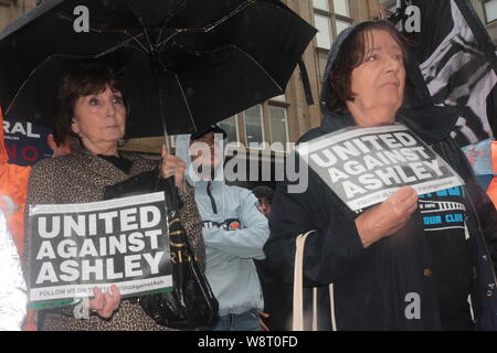 Newcastle Upon Tyne, au Royaume-Uni. 11 août, 2019. Newcastle United fans manifester contre le propriétaire du club fooball Mike Ashley, Crédit : DavidWhinham/Alamy Live News Banque D'Images