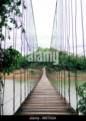 Pont en bois de l'autre côté de la rivière, pont suspendu, pont dans le parc national de Kaeng Krachan, Actualité Thaïlande Banque D'Images