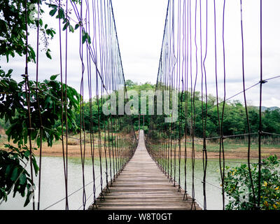 Pont en bois de l'autre côté de la rivière, pont suspendu, pont dans le parc national de Kaeng Krachan, Actualité Thaïlande Banque D'Images