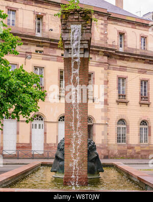 La Naissance de la civilisation fontaine par Tomi Ungerer, 1988 réplique de l'aqueduc, à double tête Janus sculpture, Strasbourg, Alsace, France, Europe, Banque D'Images