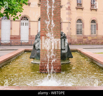 Sculpture Janus double face, la naissance des civilisations fontaine, aqueduc romain, replica designer 1988 Tomi Ungerer, Strasbourg, Alsace, France, Europe, Banque D'Images