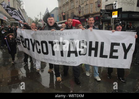 Newcastle Upon Tyne, au Royaume-Uni. 11 août, 2019. Newcastle United fans manifester contre le propriétaire du club fooball Mike Ashley, Crédit : DavidWhinham/Alamy Live News Banque D'Images
