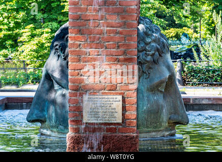 Sculpture Janus double face, la naissance des civilisations fontaine, aqueduc romain, replica designer 1988 Tomi Ungerer, Strasbourg, Alsace, France, Europe, Banque D'Images