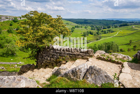 Malham Cove près du village de Malham, Wharfedale, Yorkshire Dales National Park, England, UK Banque D'Images