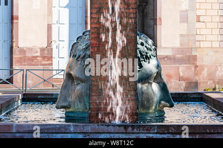 Sculpture Janus double face, la naissance des civilisations fontaine, aqueduc romain, replica designer 1988 Tomi Ungerer, Strasbourg, Alsace, France, Europe, Banque D'Images