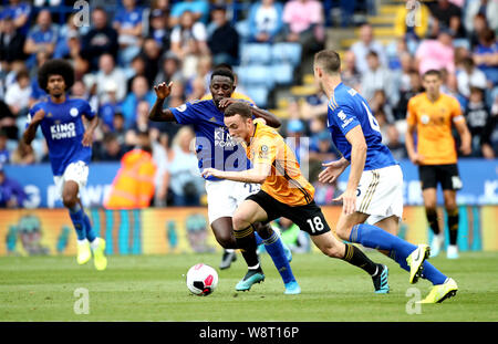 Diogo de Wolverhampton Wanderers (JOTA) centre de batailles pour la balle avec Leicester City's Wilfred Ndidi (à gauche) et Jonny Evans au cours de la Premier League match à la King Power Stadium, Leicester. Banque D'Images