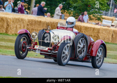 1925 Bugatti Type 35 Grand Prix avec chauffeur Philippe Cornet au Goodwood Festival of Speed 2019, Sussex, UK. Banque D'Images