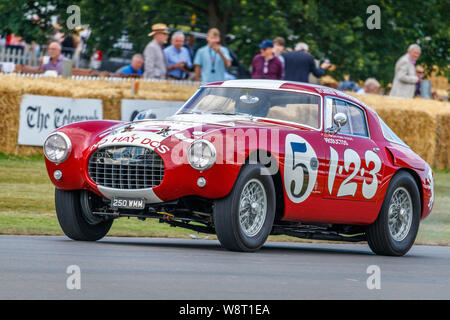 1963 Ferrari 250 MM Groupe IV Ralafontant Carrera racer avec chauffeur à l'Mason-Franchitti Holly 2019 Goodwood Festival of Speed, Sussex, UK. Banque D'Images