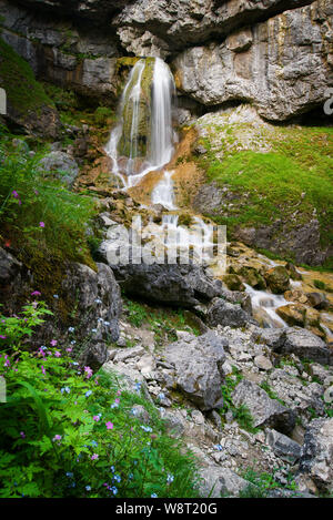 Gordale Scar, Malham cascade près du village de Malham, Wharfedale, Yorkshire Dales National Park, England, UK Banque D'Images