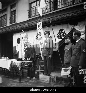 [ 1940 - Japon soldat japonais en partant pour la guerre ] - une maison privée est décoré de soumissionner un fils aller à la guerre d'adieu. 20e siècle vintage film négatif. Banque D'Images