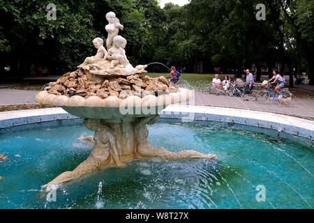 Fontaine de jardin classique - Ses - Parc de Varna- mer Noire - Bulgarie Banque D'Images