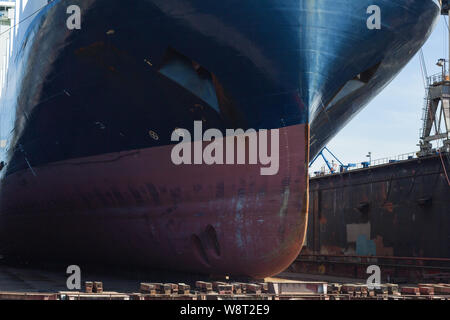 Navire en cale sèche chantier naval ship hull bow Banque D'Images
