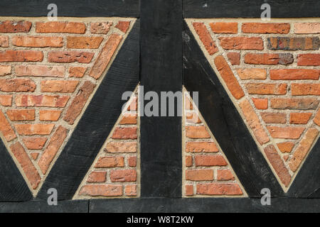 Une photo de la petite maison de la famille historique en brique. Le détail de la façade à colombages. Banque D'Images