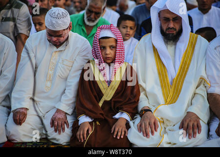 Les musulmans prient palestinienne au cours de l'Eid al-Adha festival à Gaza.Eid al-Adha est la plus grande fête pour les Musulmans dans le monde entier après l'Aïd al-Fitr pour commémorer la volonté d'Ibrahim (Abraham) également connu sous le nom de suivre d'Allah (Dieu) pour sacrifier son fils. Banque D'Images