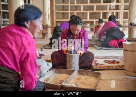 (190811) -- RANGTANG, Août 11, 2019 (Xinhua) -- Les élèves apprennent les techniques de fabrication des encens tibétain traditionnel herbes moudre à un atelier d'encens dans le comté de Rangtang, sud-ouest de la province chinoise du Sichuan, le 10 août 2019. (Xinhua/Chaoqun Zhang) Banque D'Images