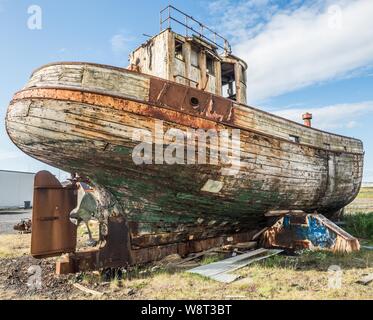 Ancien bateau de pêche à terre, Thorlakshofn, Islande Banque D'Images