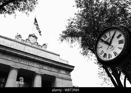 L'horloge de la rue en face du bâtiment de l'entreprise Fiducie Adirondack à Saratoga Springs, État de New York Banque D'Images