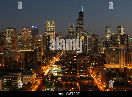 Chicago skyline at Dusk comme vu à partir d'un condo de luxe dans le quartier de la vieille ville à Chicago, IL Banque D'Images