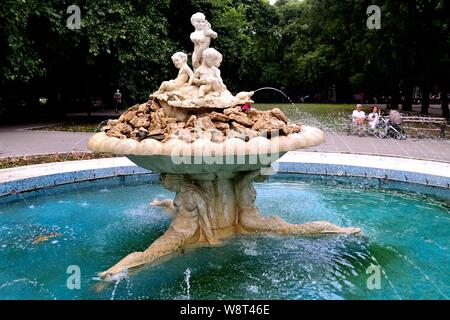 Fontaine de jardin classique - Ses - Parc de Varna- mer Noire - Bulgarie Banque D'Images