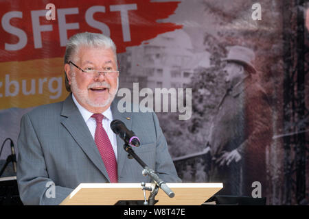 Schwarzbourg, Allemagne. Août 11, 2019. Kurt Beck (SPD), Président de la Friedrich-Ebert-Stiftung, prend la parole à la fête de la Constitution à l'occasion du 100e anniversaire de la signature de la Constitution de Weimar, à l'endroit de la signature. Le 31 juillet 1919, l'Assemblée nationale a adopté la Constitution de Weimar Reich. Puis le Président du Reich Friedrich Ebert (SPD) a signé le 11 août au cours d'une maison de vacances dans la région de Schwarzbourg, Thuringe. Crédit : Michael Reichel/dpa/Alamy Live News Banque D'Images