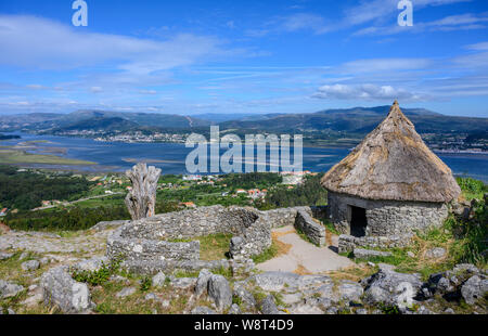 Le Celtic castro ou le village de Monte Santa Tecla/Santa Trega avec la rivière Mino en arrière-plan. au-dessus de la ville de Viveiro, province de Pontevedra, Banque D'Images