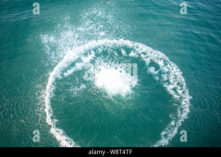 Big White splash dans l'eau du lac vue du dessus Banque D'Images