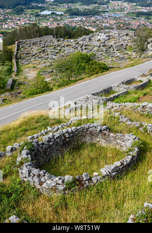 Le Celtic castro ou le village de Monte Santa Tecla/Santa Trega au-dessus de la ville de Viveiro, province de Pontevedra, Galice, Nord Ouest de l'Espagne. Banque D'Images