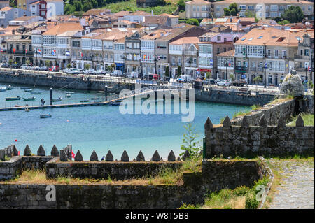À acros le port de la vieille ville de Bayonne de Monterreal Castle, dans le sud de la province de Pontevedra, Galice, Espagne Banque D'Images