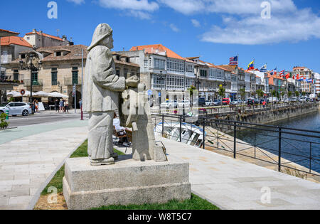 Une statue d'un pêcheur sur le front de mer de Baiona, Pontevedra Province, sud de la Galice, Espagne Banque D'Images