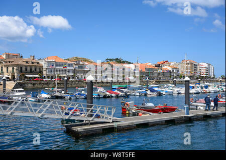 À la recherche de l'autre côté de la marina et le port vers le front de mer de la vieille ville de Bayonne à Pontevedra Province, sud de la Galice, Espagne Banque D'Images