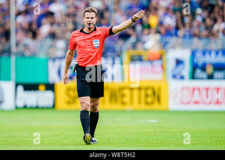 Mannheim, Allemagne. Août 11, 2019. Soccer : DFB, SV Waldhof Mannheim - Eintracht Francfort, 1er tour, dans le stade Carl-Benz. Arbitre Felix Brych gesticulait. Credit : Uwe Anspach/DPA - NOTE IMPORTANTE : en conformité avec les exigences de la DFL Deutsche Fußball Liga ou la DFB Deutscher Fußball-Bund, il est interdit d'utiliser ou avoir utilisé des photographies prises dans le stade et/ou la correspondance dans la séquence sous forme d'images et/ou vidéo-comme des séquences de photos./dpa/Alamy Live News Banque D'Images