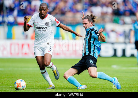 Mannheim, Allemagne. Août 11, 2019. Soccer : DFB, SV Waldhof Mannheim - Eintracht Francfort, 1er tour, dans le stade Carl-Benz. Gelson Fernandes de Francfort (l) et Mannheim's Valmir Bobillier lutte pour la balle. Credit : Uwe Anspach/DPA - NOTE IMPORTANTE : en conformité avec les exigences de la DFL Deutsche Fußball Liga ou la DFB Deutscher Fußball-Bund, il est interdit d'utiliser ou avoir utilisé des photographies prises dans le stade et/ou la correspondance dans la séquence sous forme d'images et/ou vidéo-comme des séquences de photos./dpa/Alamy Live News Banque D'Images