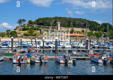 À la marina de l'acros Monterreal castle à Baiona, Pontevedra Province, sud de la Galice, Espagne Banque D'Images