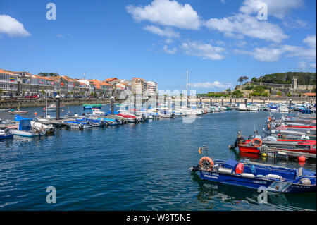 À la recherche de l'autre côté de la marina et le port vers le front de mer de la vieille ville de Bayonne à Pontevedra Province, sud de la Galice, Espagne Banque D'Images