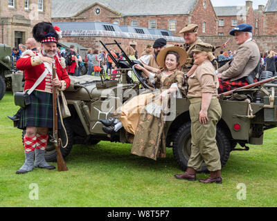 Le fort George, Inverness, Écosse, 10 août, 2019. De reconstitution historique de diverses périodes historiques posent sur une jeep de la Seconde Guerre mondiale à Historic Scotland's Festival au fort manifestation organisée pour célébrer 250 ans de Fort George. Banque D'Images