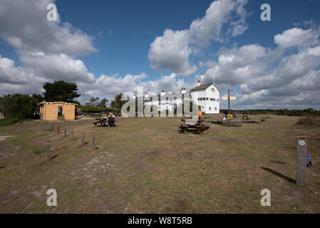 Les cottages des garde-côtes et le National Trust Visitor Centre à Dunwich Heath, Suffolk, Royaume-Uni Banque D'Images