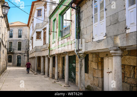 Maisons à arcades traditionnelles dans une rue latérale à Baiona, Pontevedra Province, sud de la Galice, Espagne Banque D'Images