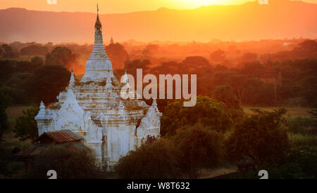 Silhouette d'un temple de Bagan au coucher du soleil, le Myanmar (Birmanie) Banque D'Images