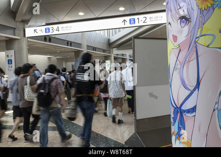 Tokyo, Japon. Août 11, 2019. Les visiteurs se réunissent au marché de la bande dessinée (Comiket) 96 cas à Tokyo Big Sight. Beaucoup de fans de manga et de cosplayeurs alignés en dépit du temps chaud à Tokyo, qui a atteint la température de 35.5 degrés Celsius, dans le deuxième jour de la Comiket. Le marché de la bande dessinée a été créé en 1975 et se concentre sur les manga, anime, cosplay et jeux. Les organisateurs attendent plus de 200 000 visiteurs par jour pour assister à l'événement qui se déroule pendant quatrième jours jusqu'au 12 août. Credit : Rodrigo Reyes Marin/ZUMA/Alamy Fil Live News Banque D'Images