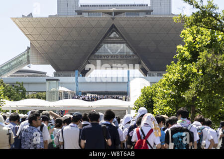 Tokyo, Japon. Août 11, 2019. Les visiteurs jusqu'à entrer au marché de la bande dessinée (Comiket) 96 cas à Tokyo Big Sight. Beaucoup de fans de manga et de cosplayeurs alignés en dépit du temps chaud à Tokyo, qui a atteint la température de 35.5 degrés Celsius, dans le deuxième jour de la Comiket. Le marché de la bande dessinée a été créé en 1975 et se concentre sur les manga, anime, cosplay et jeux. Les organisateurs attendent plus de 200 000 visiteurs par jour pour assister à l'événement qui se déroule pendant quatrième jours jusqu'au 12 août. Credit : Rodrigo Reyes Marin/ZUMA/Alamy Fil Live News Banque D'Images