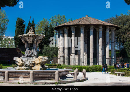 ROME, ITALIE - Avril 2018 : le Temple d'Hercule Victor ou Hercules Olivarius un temple romain, à Piazza Bocca della Verita et à la Fontaine de la cartouche 3 Banque D'Images