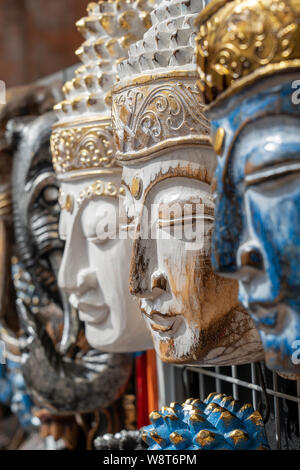 Masque en bois avec l'image du Bouddha sur l'affichage pour la vente sur la rue du marché à Ubud, Bali, Indonésie. L'artisanat et de souvenirs, près d'u Banque D'Images