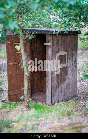 Old Wooden outhouse toilettes avec coeur découpe porte à Prietzen Moulin, Brandebourg, Allemagne Banque D'Images