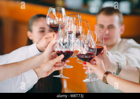 Les amis de prendre un verre de vin sur la terrasse du restaurant. Banque D'Images