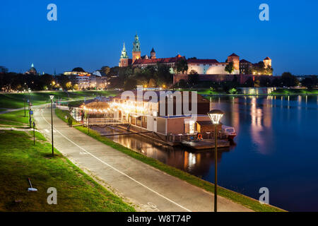 Soirée calme dans la ville de Cracovie en Pologne, le Château Royal de Wawel et bateau restaurant sur la Vistule Banque D'Images