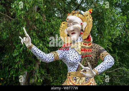 Fait à la main, structure impressionnante Ogoh ogoh-Ngrupuk statue construit pour la parade, qui a lieu le même jour Nyepi de de Ubud, Bali, Indones Banque D'Images