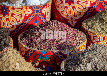 Karkade sec les feuilles de thé dans le panier en osier sur le marché de rue. Charm el-Cheikh, Égypte . L'herbe sèche pour le thé hibiscus dans des paniers. Herbes arabe tradi sur Banque D'Images