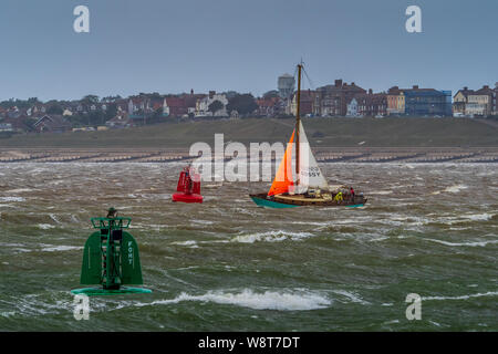 Bateau dans une tempête. Voile mer de tempête. Un petit yacht lutte à travers la force de gale vents au large de Harwich dans l'est de l'Angleterre, pendant une tempête d'été. Banque D'Images